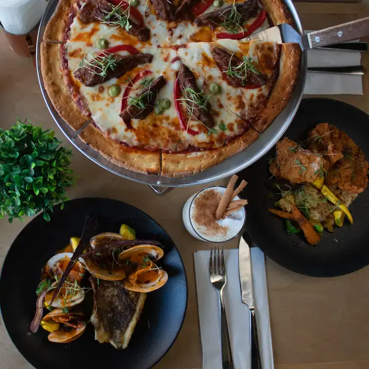 Pizzas, aves y mariscos complementan el ya diverso menú de El Ciclo Restaurante, uno de los mejores restaurantes en Tijuana