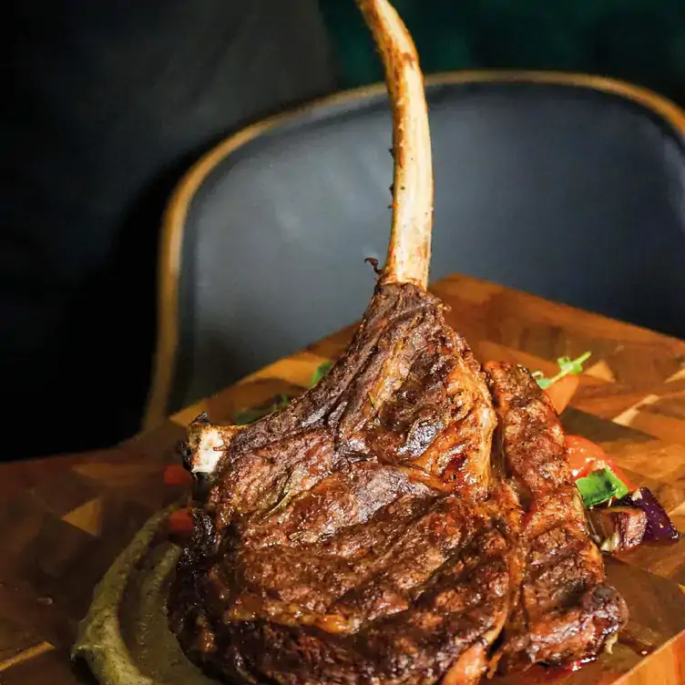 Tomahawk de calidad prime en Ancor Restaurant, uno de los mejores restaurantes en Tijuana