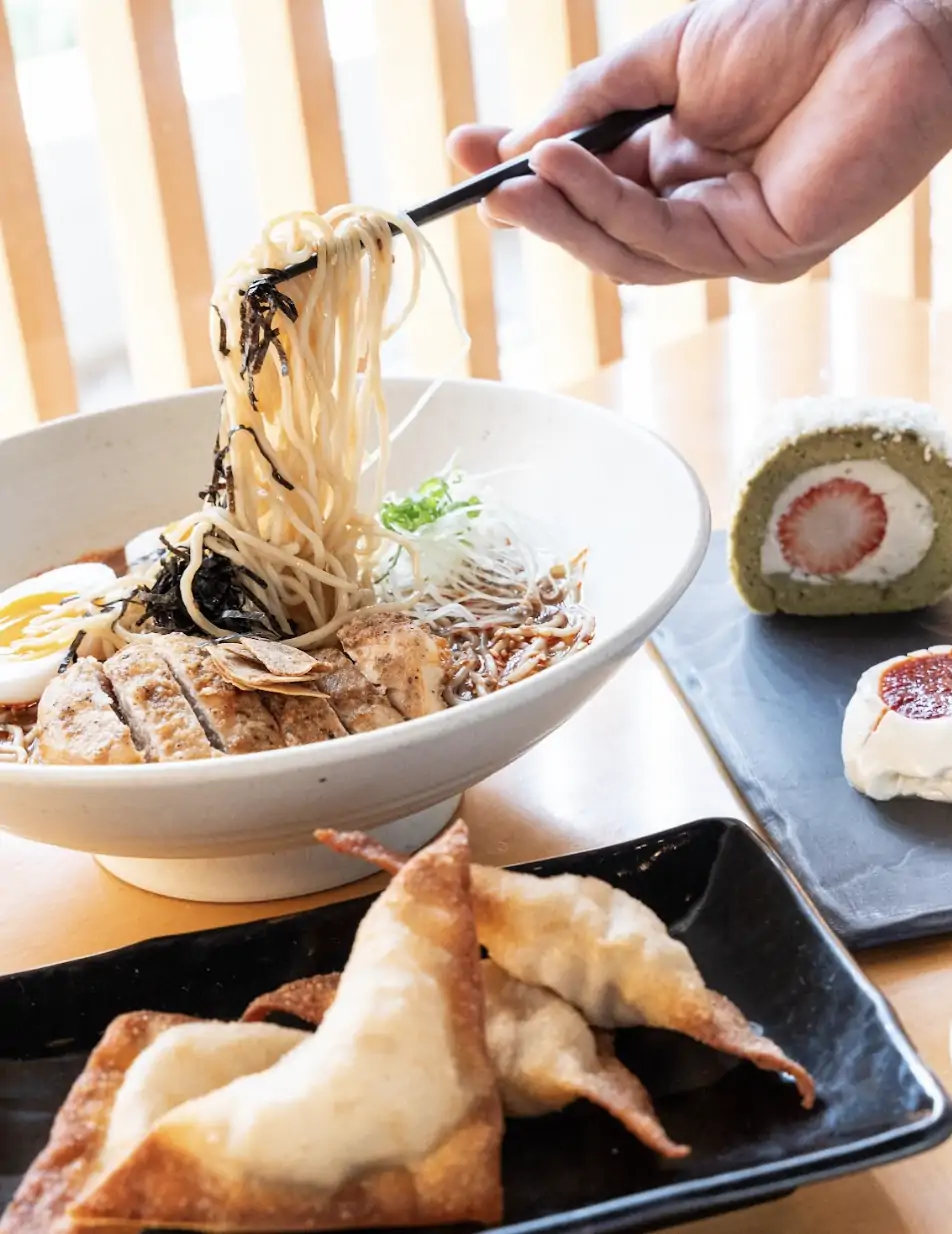 Ramen de pollo, wontons fritos y pastel de matcha