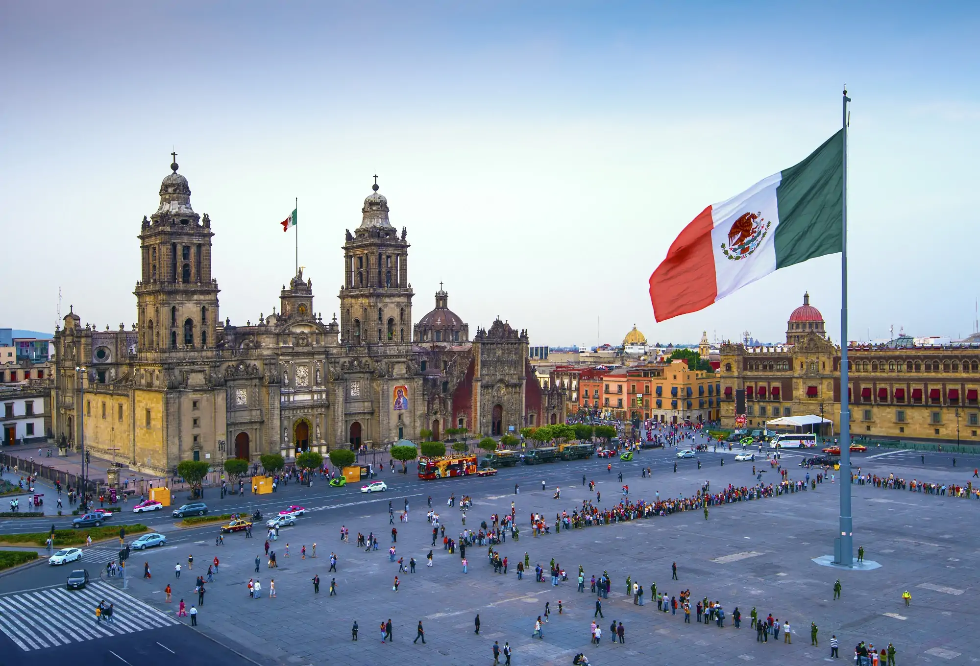 Vista de la plancha del Zócalo, con énfasis en la bandera de México y la Catedral Metropolitana.