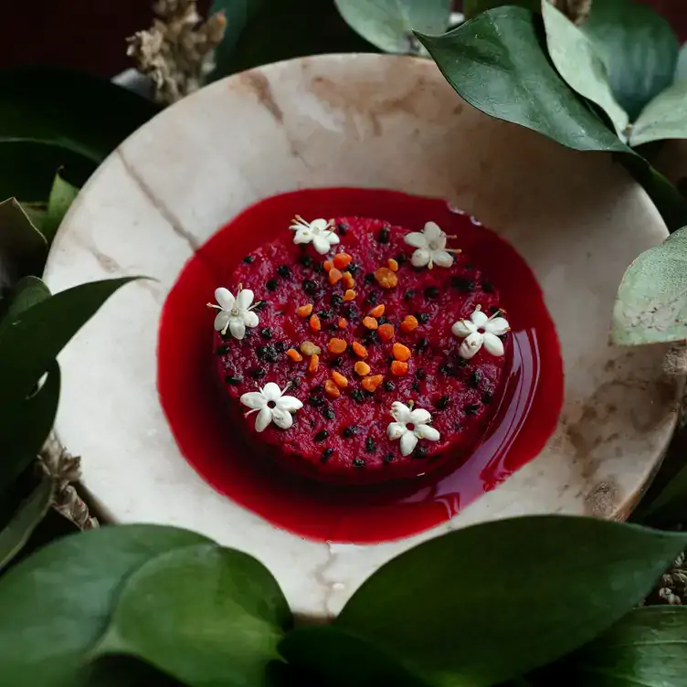 Una pitaya “al natural” condimentada con yuzu y polen en Alcalde, uno de los mejores restaurantes románticos en Guadalajara.