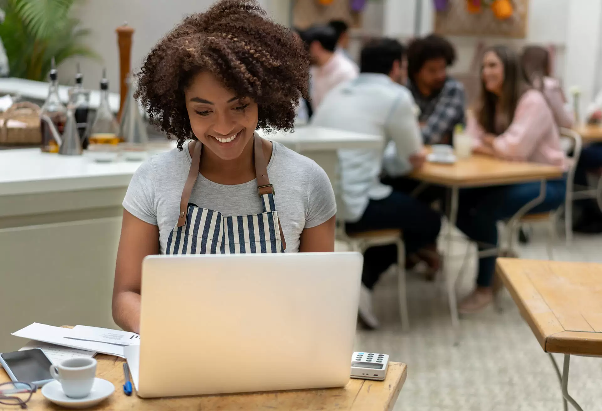 chica en su laptop en un restaurante